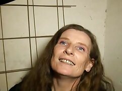 Des filles blanches et noires se déshabillent pour un trio avec un le meilleur xxx prof