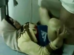 Brunette poussin tire sa culotte de côté pour xxx les femmes recevoir un gros schlong