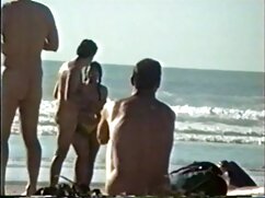 Des adolescents avec de minuscules seins touchent des chattes et porno sexuel black lèchent dans la chambre rose