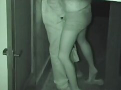 Une adolescente innocente bien percée sur un canapé par un site video porno gratuit voisin mature