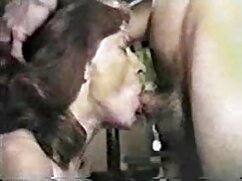 Bombasse aux cheveux roux parle sale et pose de manière séduisante  devant la caméra