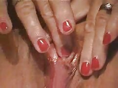 Footjob de petite fille  et taquineries dans une douche de vestiaire