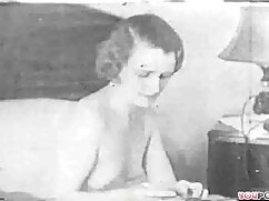 Un étalon film x complet gratuit tatoué encule une nana mince en bas sur un canapé