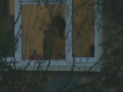 Jeune beauté ébène gangbangée sur un xxx porno video gratuit canapé par des étalons blancs