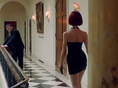 Mec serre les seins et le cul de la fille tout en la video porno de dingue baisant
