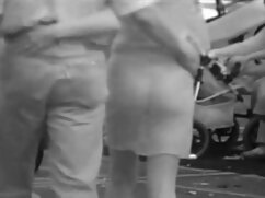 La copine est filmée pendant  qu'elle joue avec sa virilité