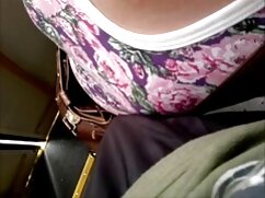La douce jeune femme est filmée alors qu'elle conduit une  voiture nue