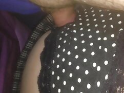 Des filles lesbiennes en chaleur mettent un strapon en jeu lors je veux voir les films porno de la soirée pyjama