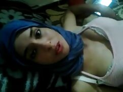 MILF porno mature gratuit aux cheveux courts et masseur font l'amour passionnément sur table