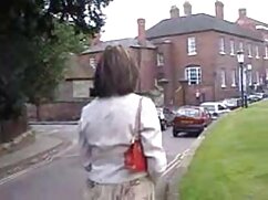 Une rousse mince video de sexe gratuite chevauche la virilité noire du meurtrier comme un champion