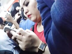De séduisantes adolescentes se font filmer en suçant et en baisant