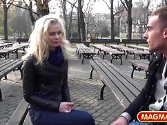 Jolie fille européenne suce une bite bien raide à l'extérieur pour  de l'argent