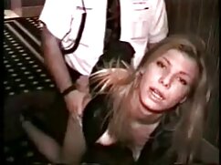 Adorable fille japonaise suce deux bites avant de baiser par derrière
