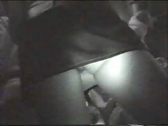 Une fille monte dans  la voiture d'un inconnu et pratique le sexe devant la caméra