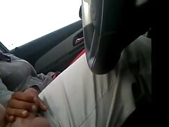 La fille brune a une film pourno paire de gros seins ronds et a faim de bite