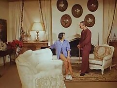 Une porno gratuite xxx femme médecin examine la chatte d'une adolescente à l'aide de la langue et des doigts