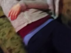 Un grand étalon enfouit profondément dans la porno gratuit webcam chatte d'une fille innocente