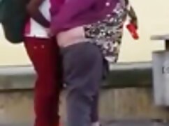 Une adolescente agitée prouve à film pornographique noire un couple d'âge mûr qu'elle peut chevaucher une bite