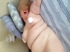 Une milf brune lesbienne obtient un jeune film porno femme ivre chaton avec qui jouer
