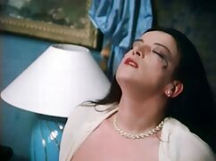 Une paire filmporno francais de MILF est au milieu de jeux de léchage de lesbiennes