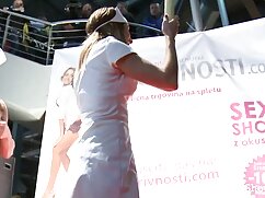 Une dame à l'allure éblouissante est dans une salle de sport, nous traitant avec une  performance en solo