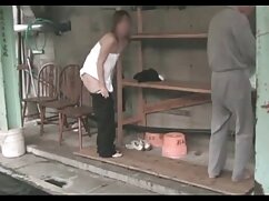 Adorable adolescente exerce ses talents de pipe sur la  bite de son beau-père