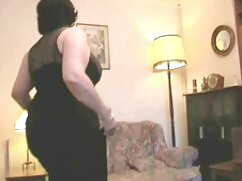 Une brune bien roulée en filets de pêche gère un coq porno portable gratuit noir monstre