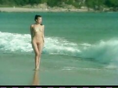 Une brune chaude frappe son petit bon porno gratuit ami et le laisse le filmer
