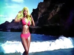 Une blonde lubrique aime la baise hard porno partouze gratuit et se faire gifler les fesses