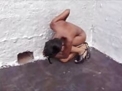 Sexpot ludique polit la bite d'un ami  dans le style POV