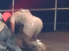 Hot babes  s'amuser et baiser dans une boîte de nuit